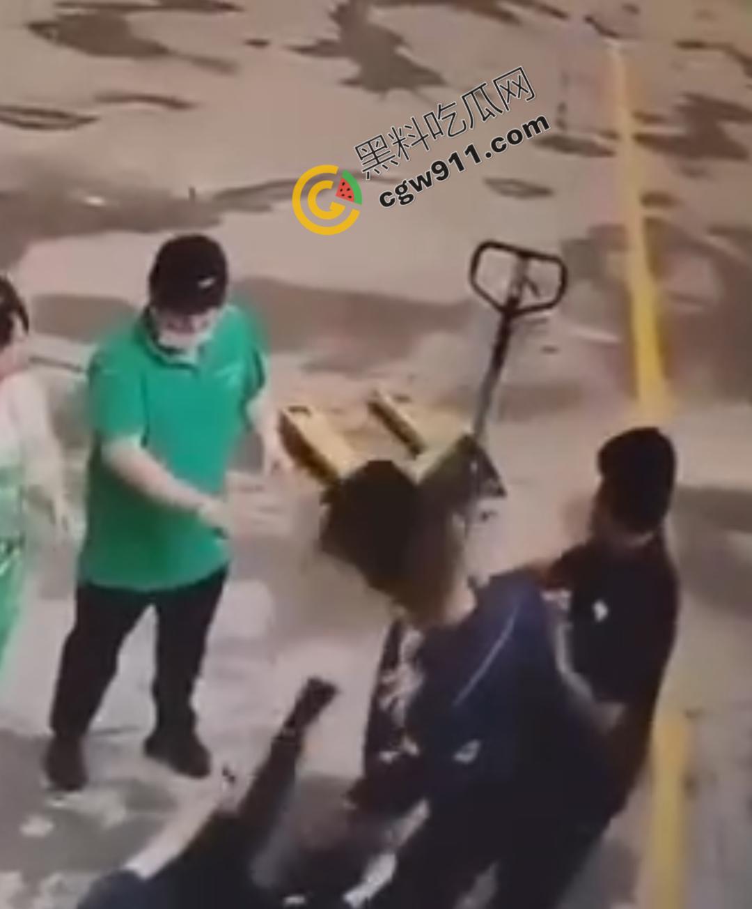 惊悚街头血腥惨案：17岁少女暴怒狂刺小三，刀刀致命，小三惨死街头，血腥残酷场面震惊全网-8