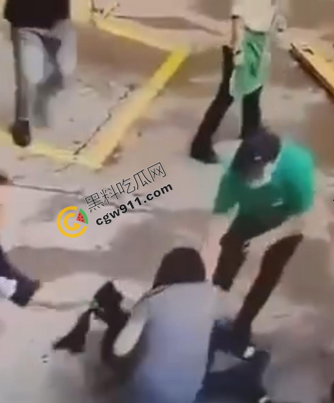 惊悚街头血腥惨案：17岁少女暴怒狂刺小三，刀刀致命，小三惨死街头，血腥残酷场面震惊全网-9