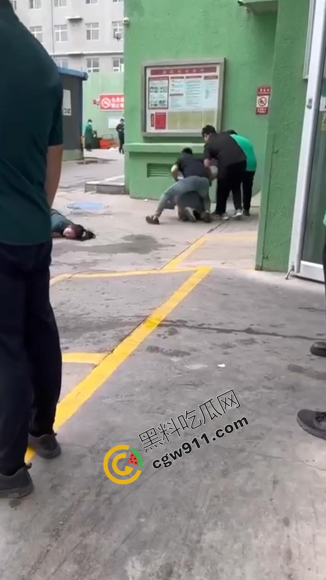 惊悚街头血腥惨案：17岁少女暴怒狂刺小三，刀刀致命，小三惨死街头，血腥残酷场面震惊全网-10