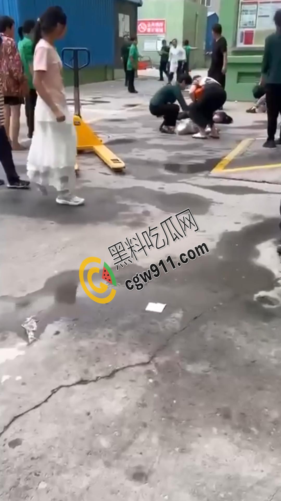 惊悚街头血腥惨案：17岁少女暴怒狂刺小三，刀刀致命，小三惨死街头，血腥残酷场面震惊全网-11