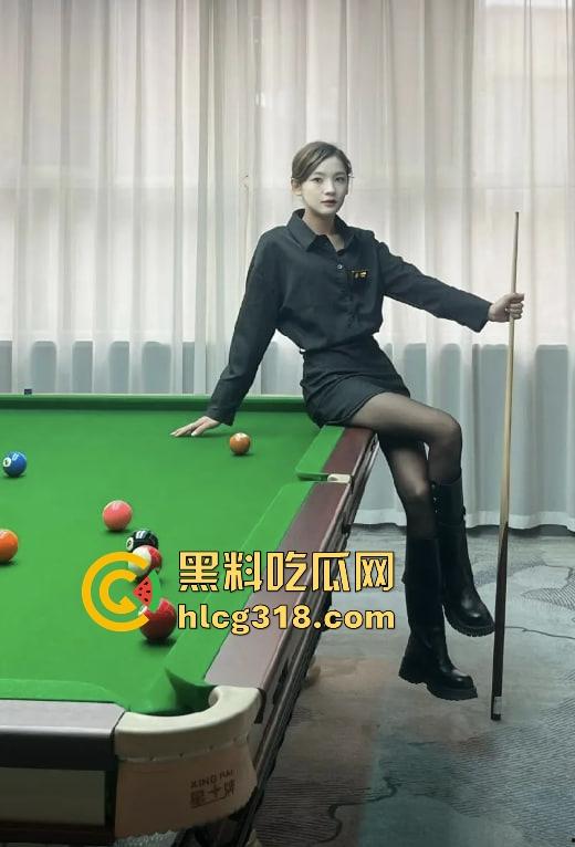 点个陪玩不打球，哥们台球厅现场抠逼上头，老板边抽烟边看监控笑了，抠个逼你也别忘了换手啊！-4