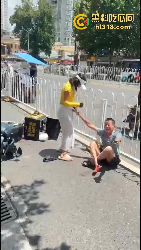 美团女骑手撞到老人后想跑,撞到老人死缠烂打,一个想讹诈一个想跑,因果纠缠罢了。-1