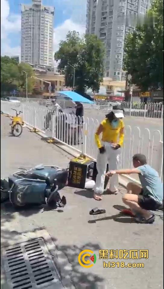 美团女骑手撞到老人后想跑,撞到老人死缠烂打,一个想讹诈一个想跑,因果纠缠罢了。-2