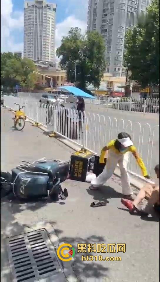 美团女骑手撞到老人后想跑,撞到老人死缠烂打,一个想讹诈一个想跑,因果纠缠罢了。-3