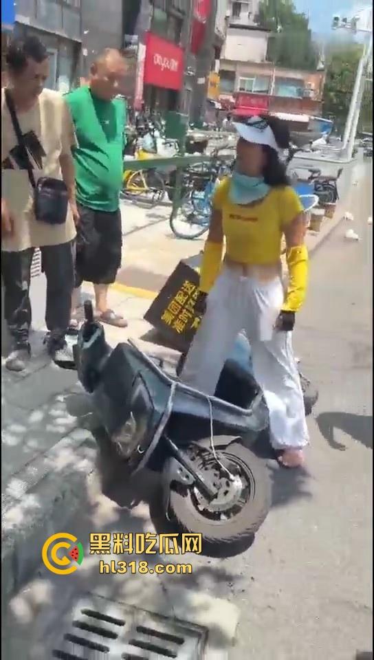 美团女骑手撞到老人后想跑,撞到老人死缠烂打,一个想讹诈一个想跑,因果纠缠罢了。-4