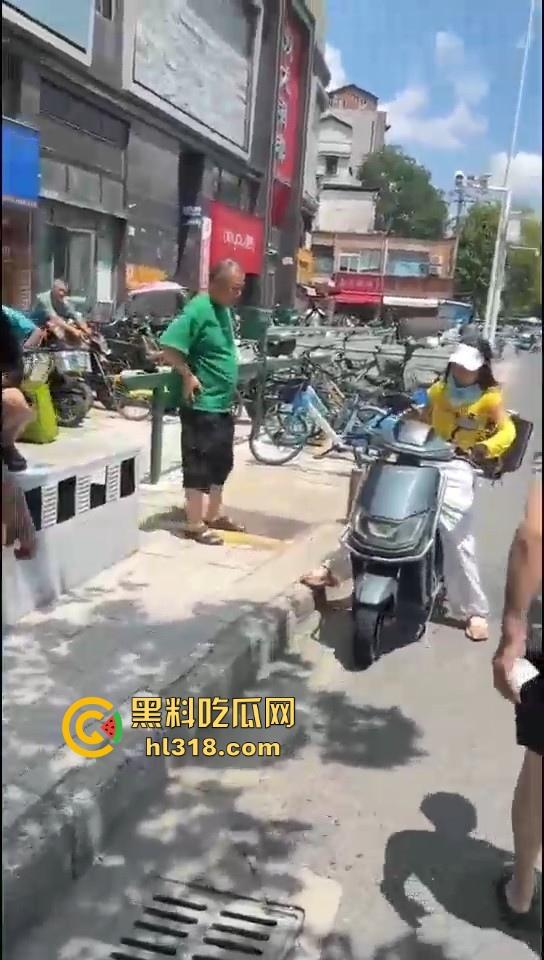 美团女骑手撞到老人后想跑,撞到老人死缠烂打,一个想讹诈一个想跑,因果纠缠罢了。-5