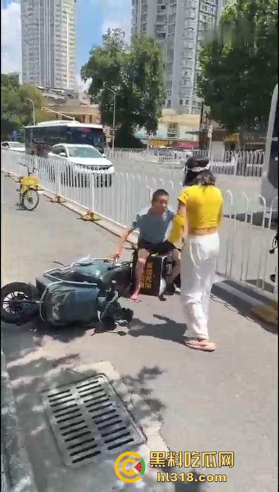 美团女骑手撞到老人后想跑,撞到老人死缠烂打,一个想讹诈一个想跑,因果纠缠罢了。-7