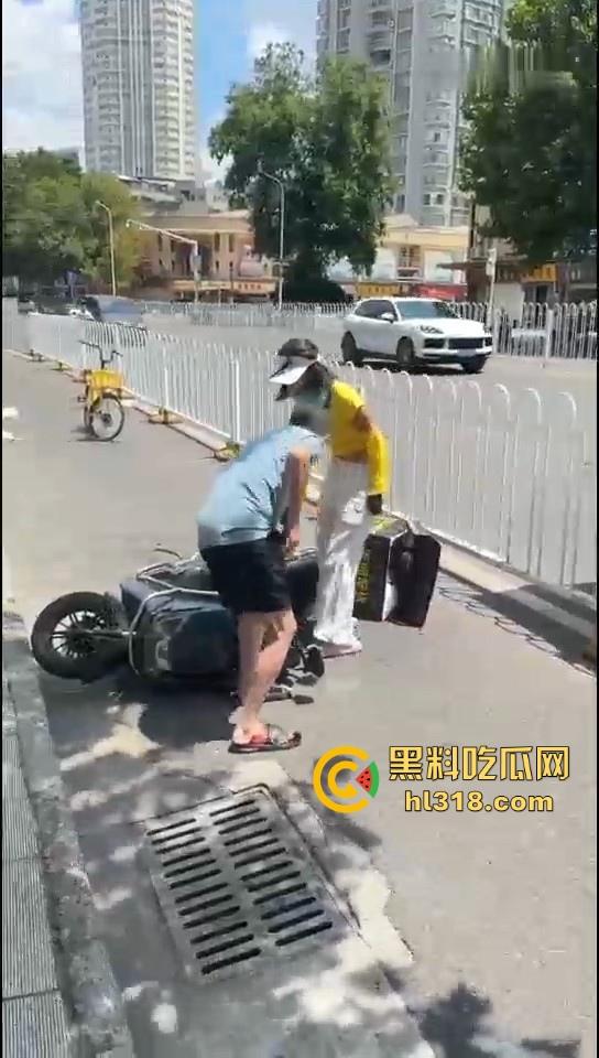 美团女骑手撞到老人后想跑,撞到老人死缠烂打,一个想讹诈一个想跑,因果纠缠罢了。-8