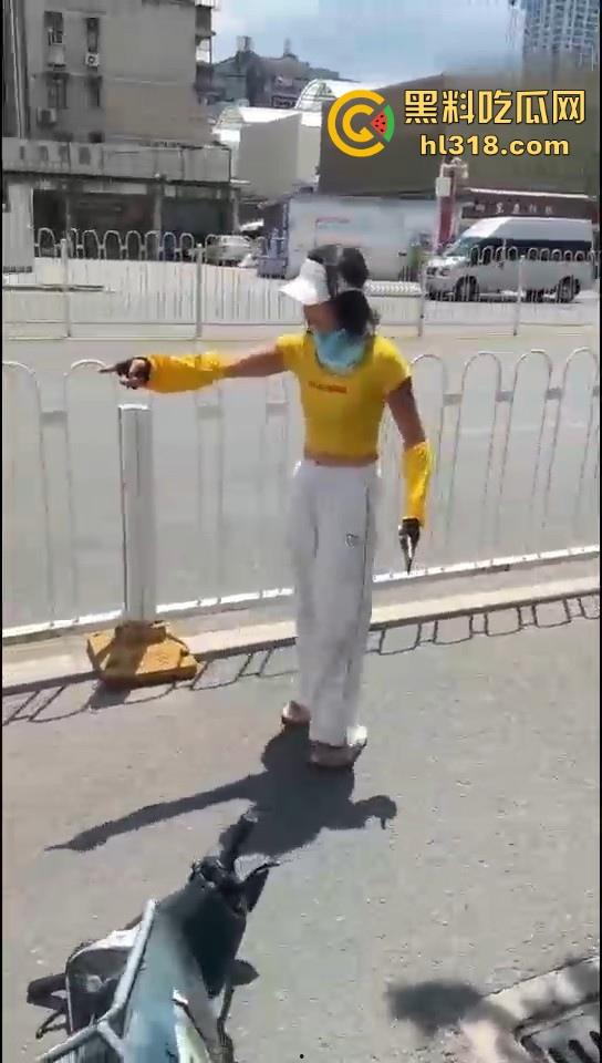 美团女骑手撞到老人后想跑,撞到老人死缠烂打,一个想讹诈一个想跑,因果纠缠罢了。-9