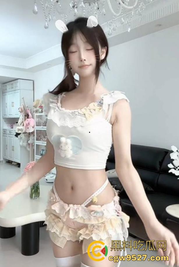 快手可爱网红【小曦】福利私拍曝光,清纯反差骚逼,揉胸扣逼淫荡无比,完美女神被调教成淫骚小母狗!-2