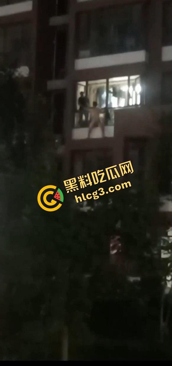 偷情中途翻窗不慎摔下引发大骚动!消防员紧急出动,小区吃瓜群众围观全过程!-2