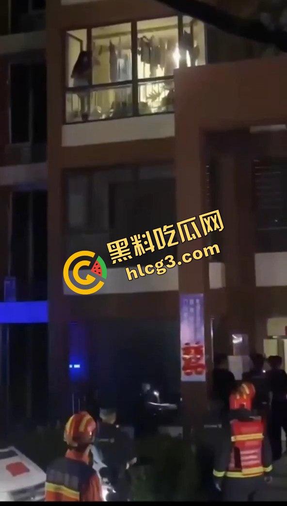 偷情中途翻窗不慎摔下引发大骚动!消防员紧急出动,小区吃瓜群众围观全过程!-6