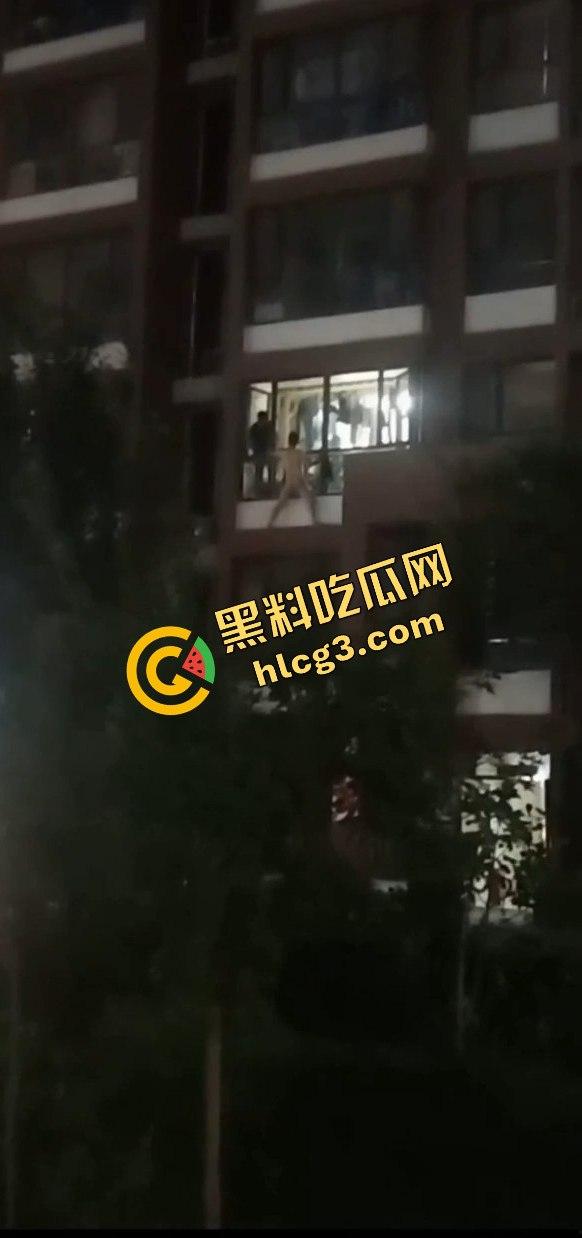 偷情中途翻窗不慎摔下引发大骚动!消防员紧急出动,小区吃瓜群众围观全过程!-9