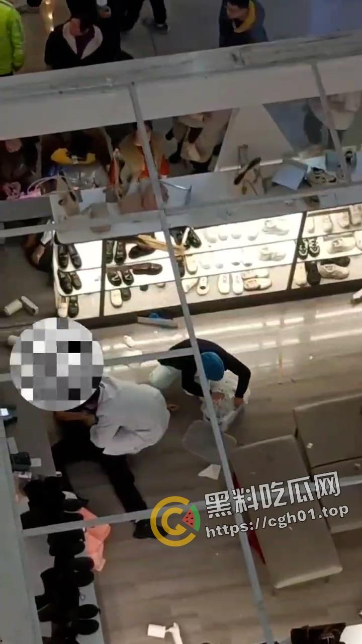 男子表白失败当场跳楼 这就是爱情吗 多视角监控全记录-2