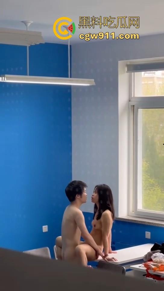 这难道就是青春吗?高校学生情侣上课传淫荡纸条,相约课后做爱,兔兔这么好看为什么要射在兔兔上嘛!-9