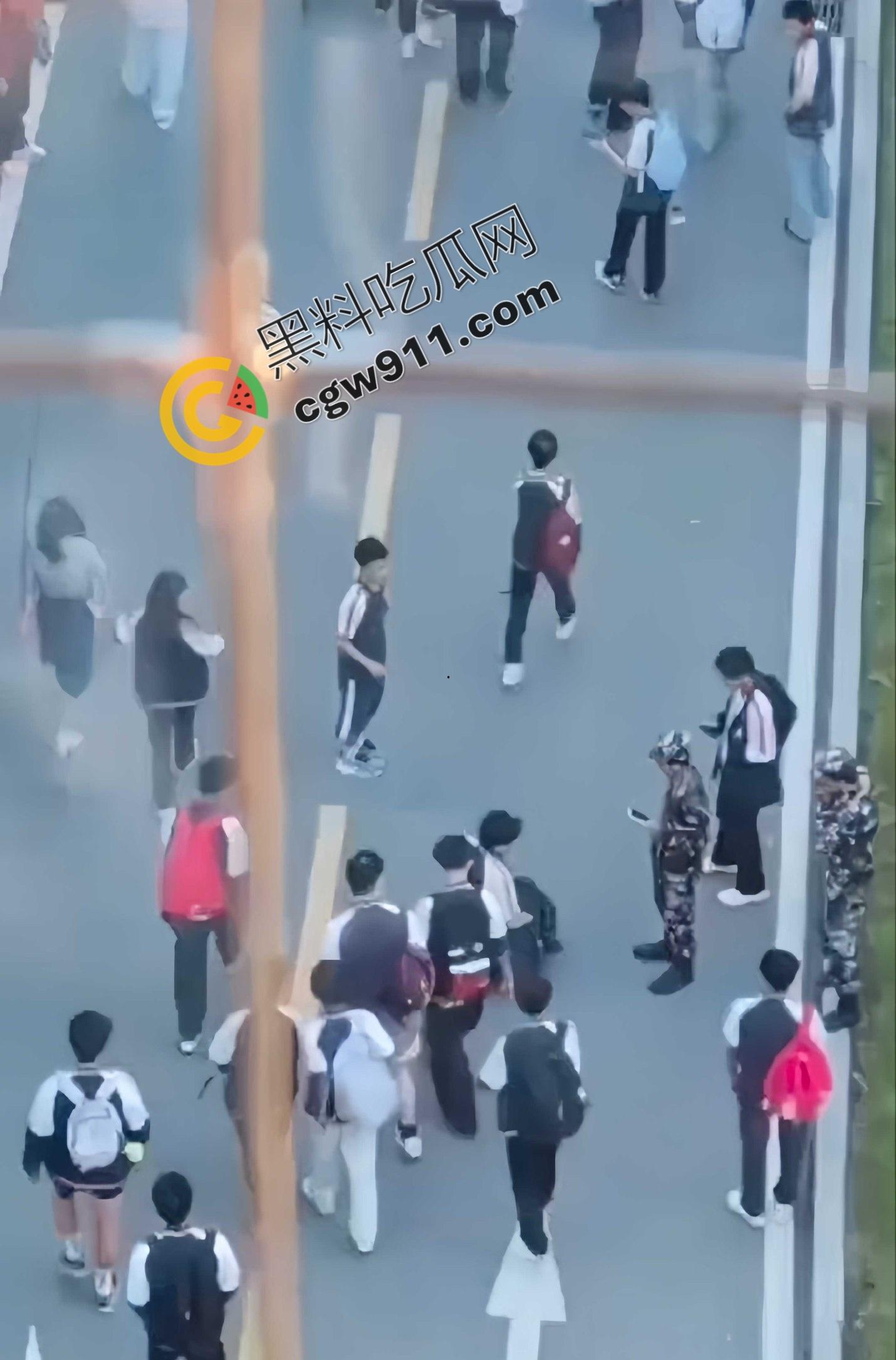 重庆渝北职教中心惊爆：学生匍匐磕头求饶，校园操场变凌辱场！慌乱、屈辱与冷漠共舞，教育光辉何时重现？-6