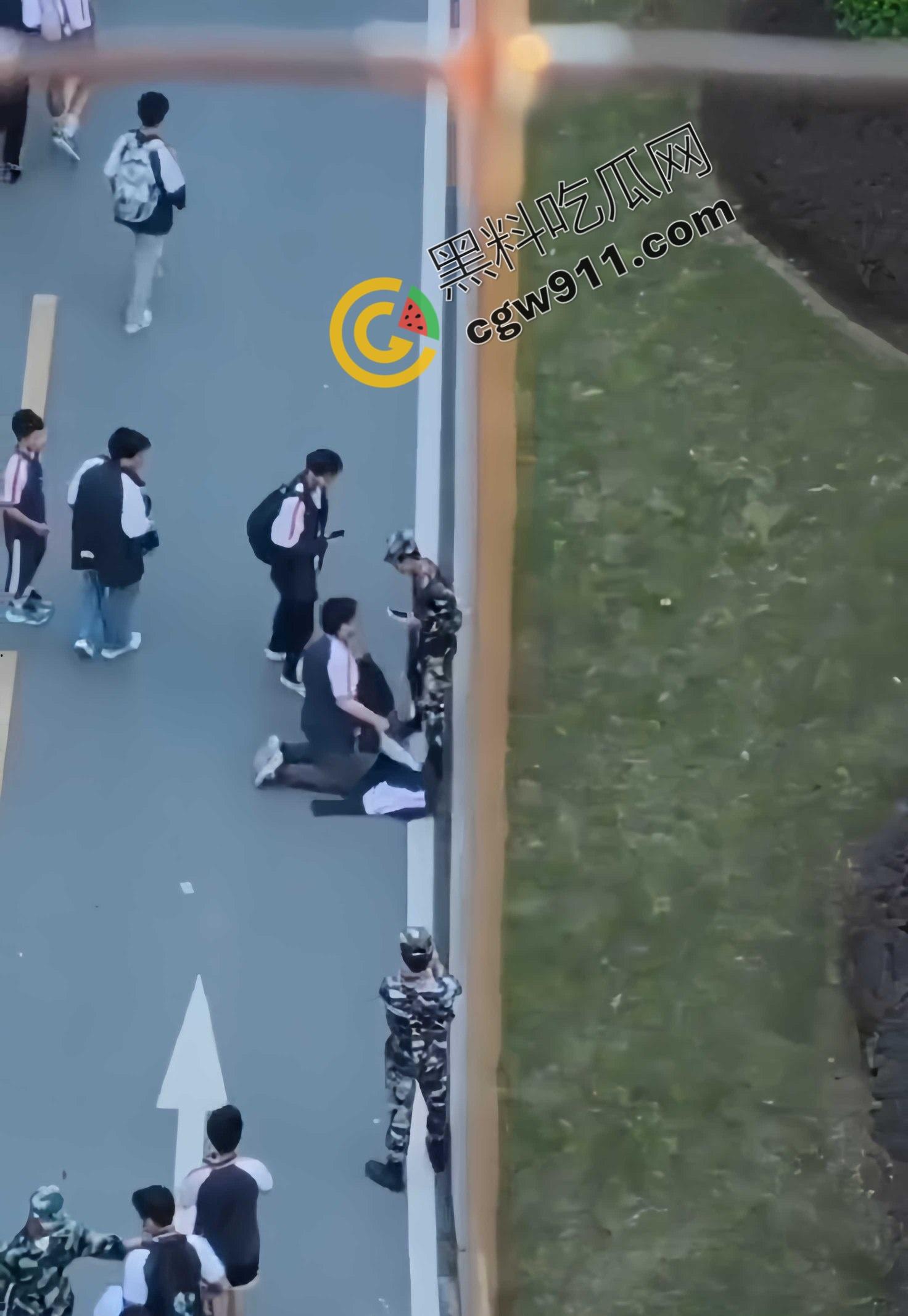 重庆渝北职教中心惊爆：学生匍匐磕头求饶，校园操场变凌辱场！慌乱、屈辱与冷漠共舞，教育光辉何时重现？-7