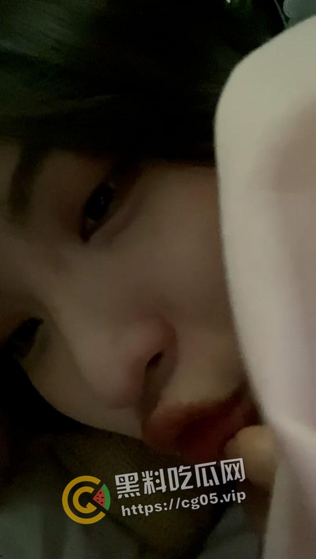 西南大学校花【穆诗蔓】黑丝开档 淫水乱流 qq开直播卖骚约富哥 私密视频流出-2