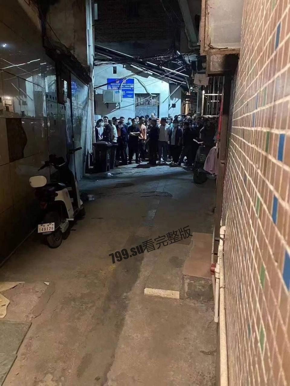快餐妹子门前排队 身体顶不住叫 120!-3