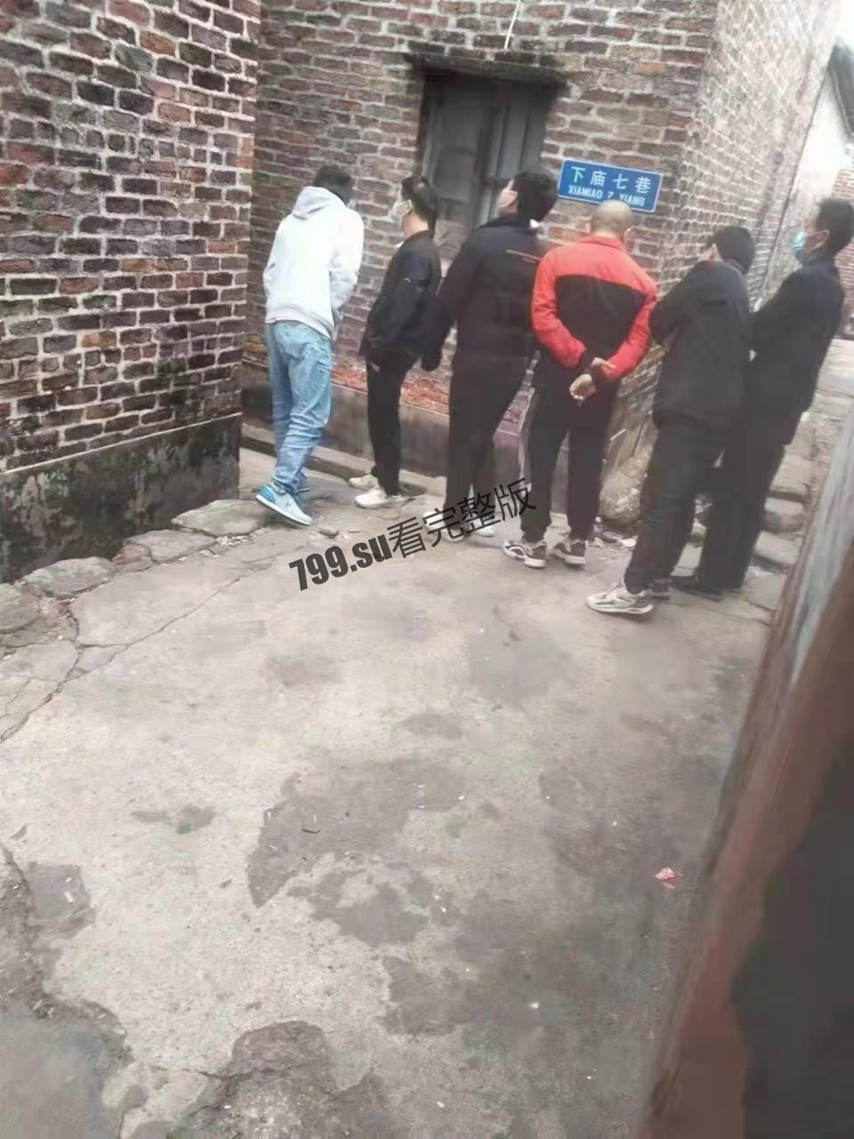 快餐妹子门前排队 身体顶不住叫 120!-4
