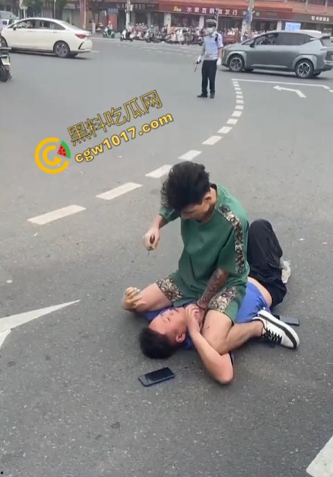 新疆男子勇斗城管!刀光闪烁,威风凛凛,城管悲惨跪地求饶,差点命丧黄泉!-2