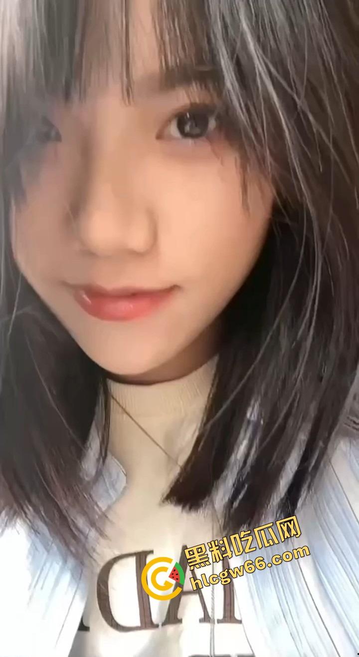 帝都嫩婊【杨妮】成富二代专用母狗，自拍掰穴舔精成瘾，吃鸡吞精全程露脸，内射爆射骚逼喷水！-3