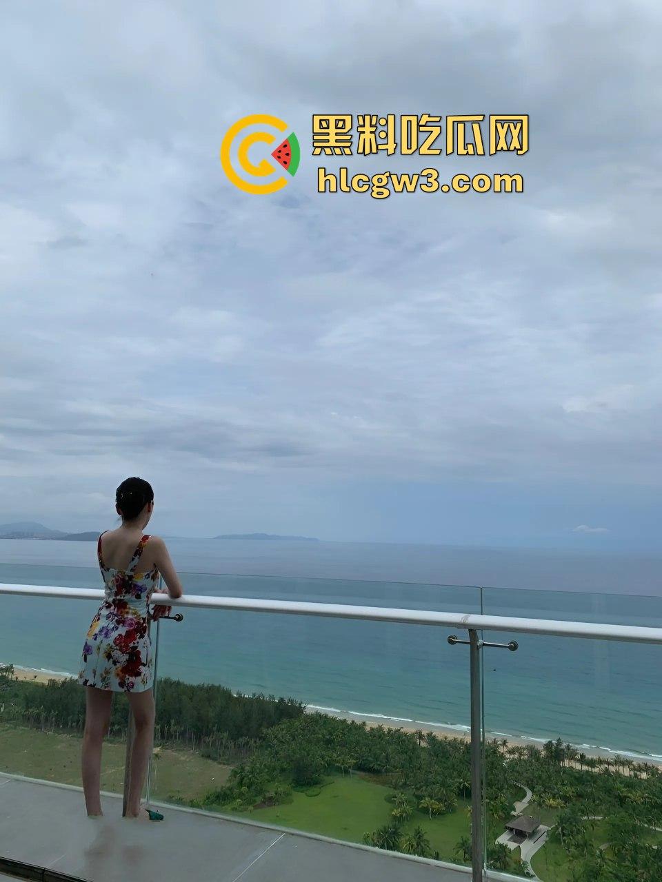 青岛极品人妻【冯思雅】被老公拉头发猛操,窗前啪啪疯狂,视频外泄引爆全网不敢直视!-1