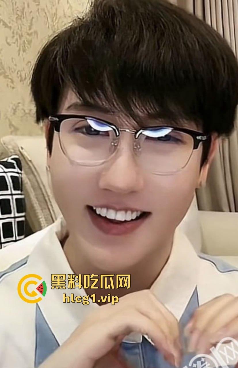 网红蛇精男刘梓晨热搜酒店激情视频曝光，与美女比拼叫床，塌房事件真相大白！-8