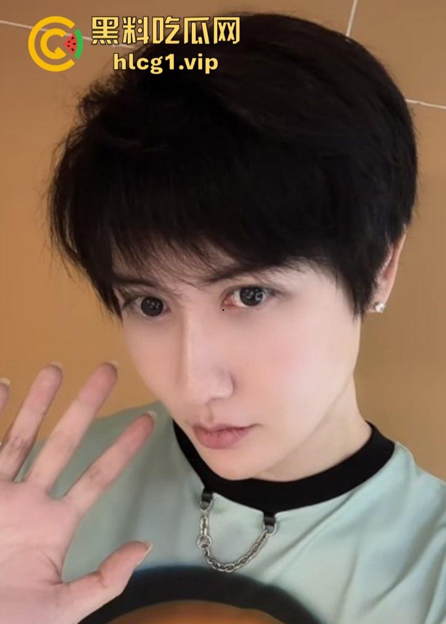 网红蛇精男刘梓晨热搜酒店激情视频曝光，与美女比拼叫床，塌房事件真相大白！-9