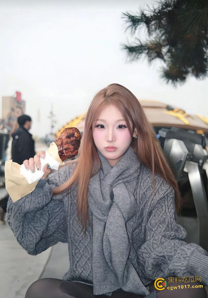 河北高颜值御姐【张舒怡】，细腰长腿前凸后翘，特爱口交深喉，车内楼梯间沙发到处开舔，到处都是战场 ！-1