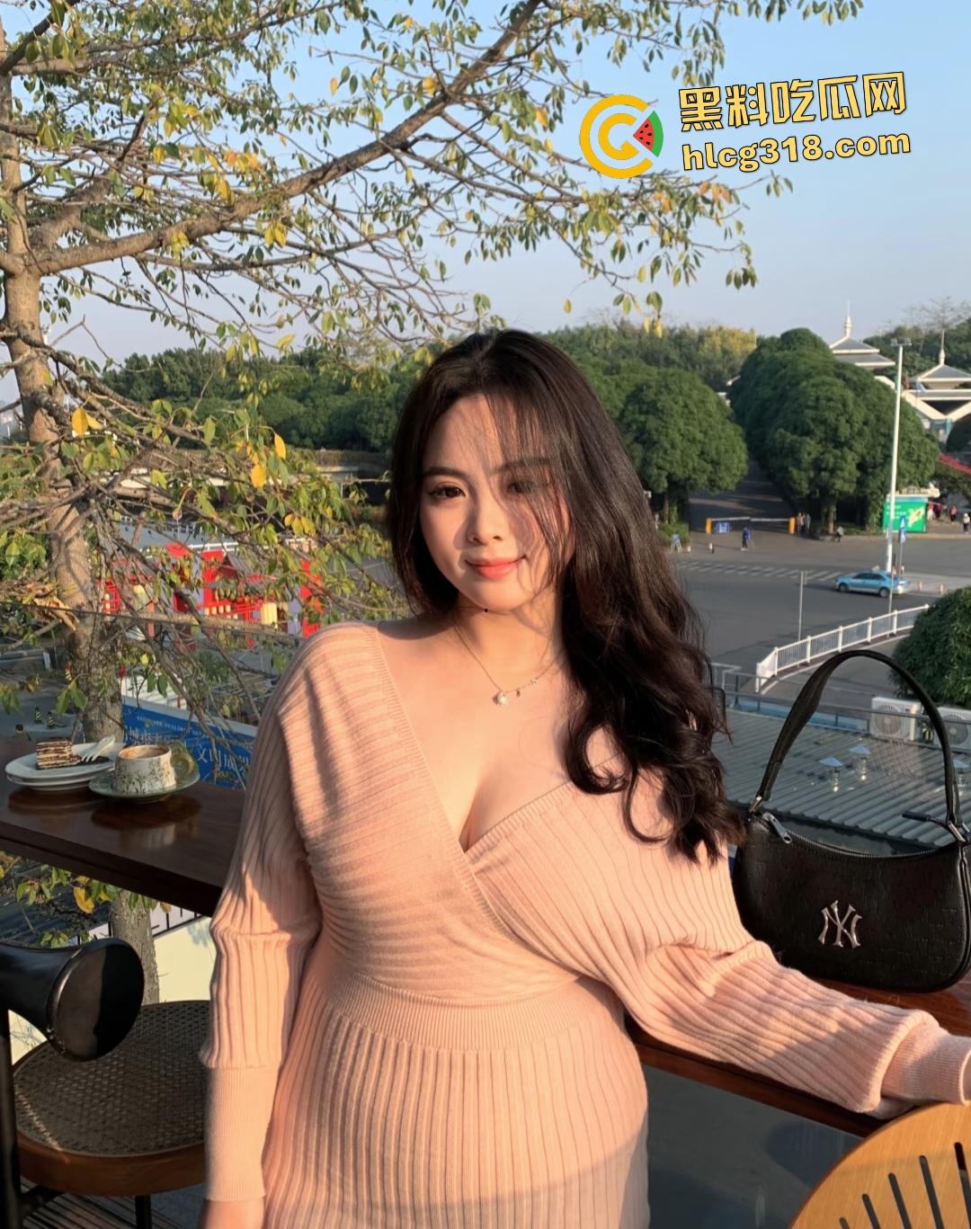 丰满大学生户外直播大衣里面全裸只穿黑丝,翘臀对镜头抠逼自慰,谁知被车上大哥偷拍正着!-2