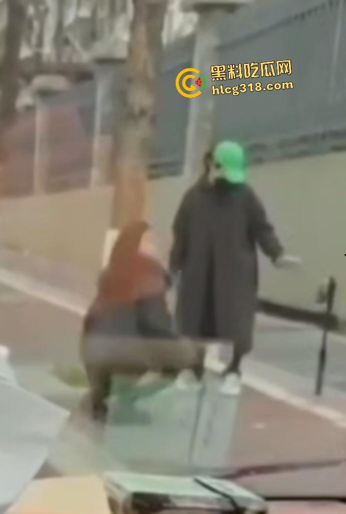 丰满大学生户外直播大衣里面全裸只穿黑丝,翘臀对镜头抠逼自慰,谁知被车上大哥偷拍正着!-4