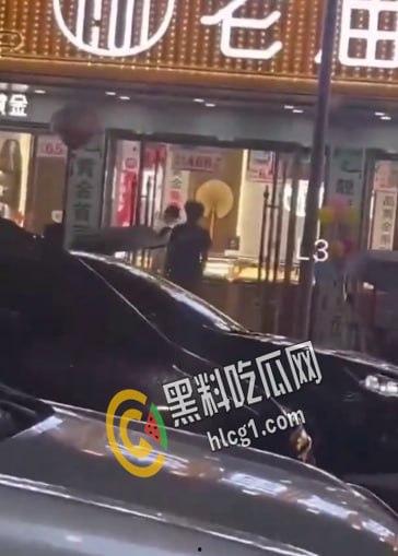 浙江慈溪市逍林镇 一男子持仿真玩具抢劫金店 得手后逃离 没过几个小时就被逮到了-2