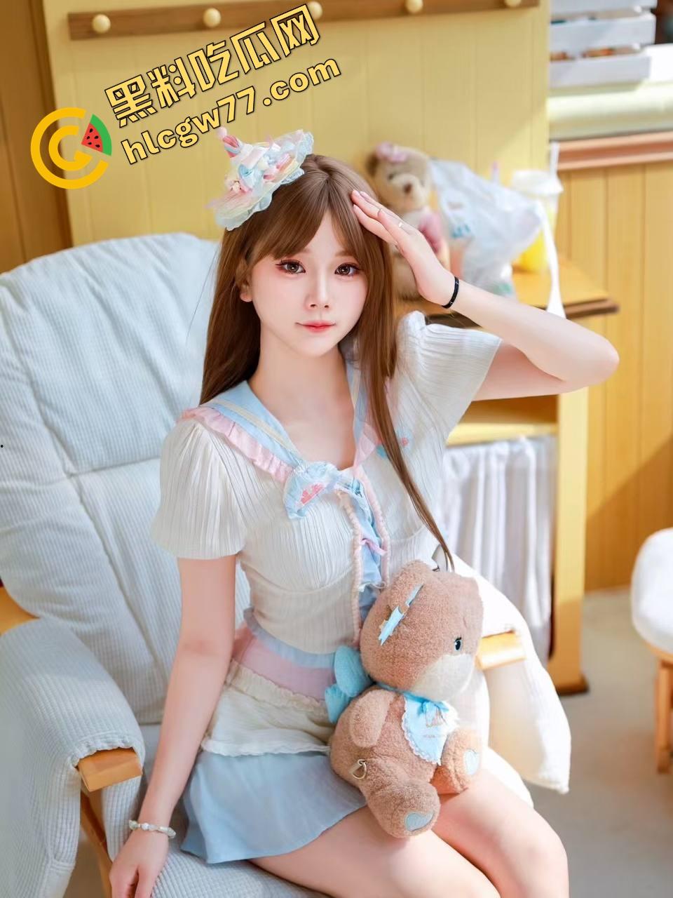 网红印度华人夫妇自拍炸裂,黑渔网丝袜海景房开操,丰臀后入扛不住老公狂射!-1