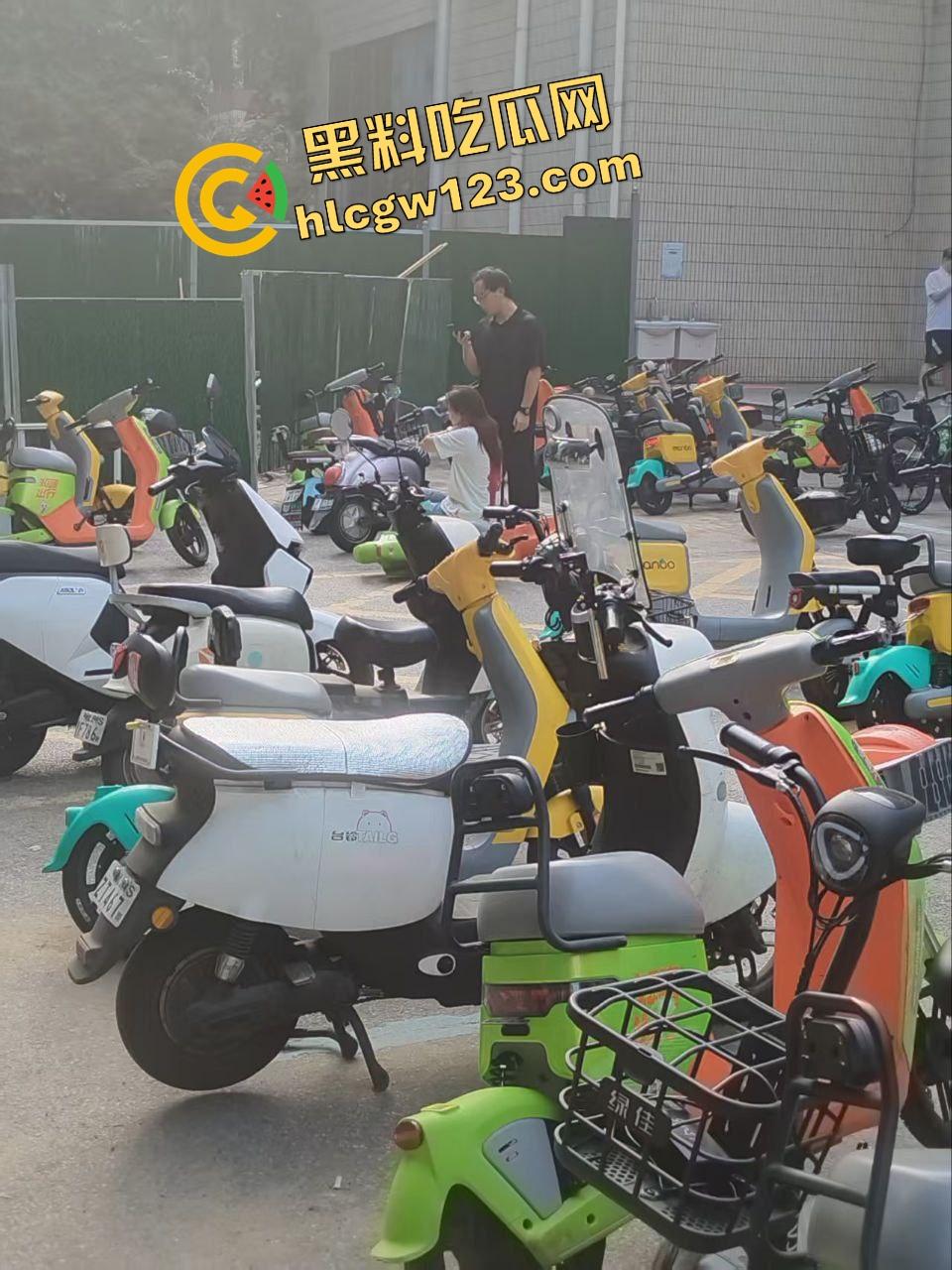 武汉大学学生论文吗没过就开砍？食堂见人上去就一刀，无差别出刀，年轻人心态这么炸裂的吗？-3