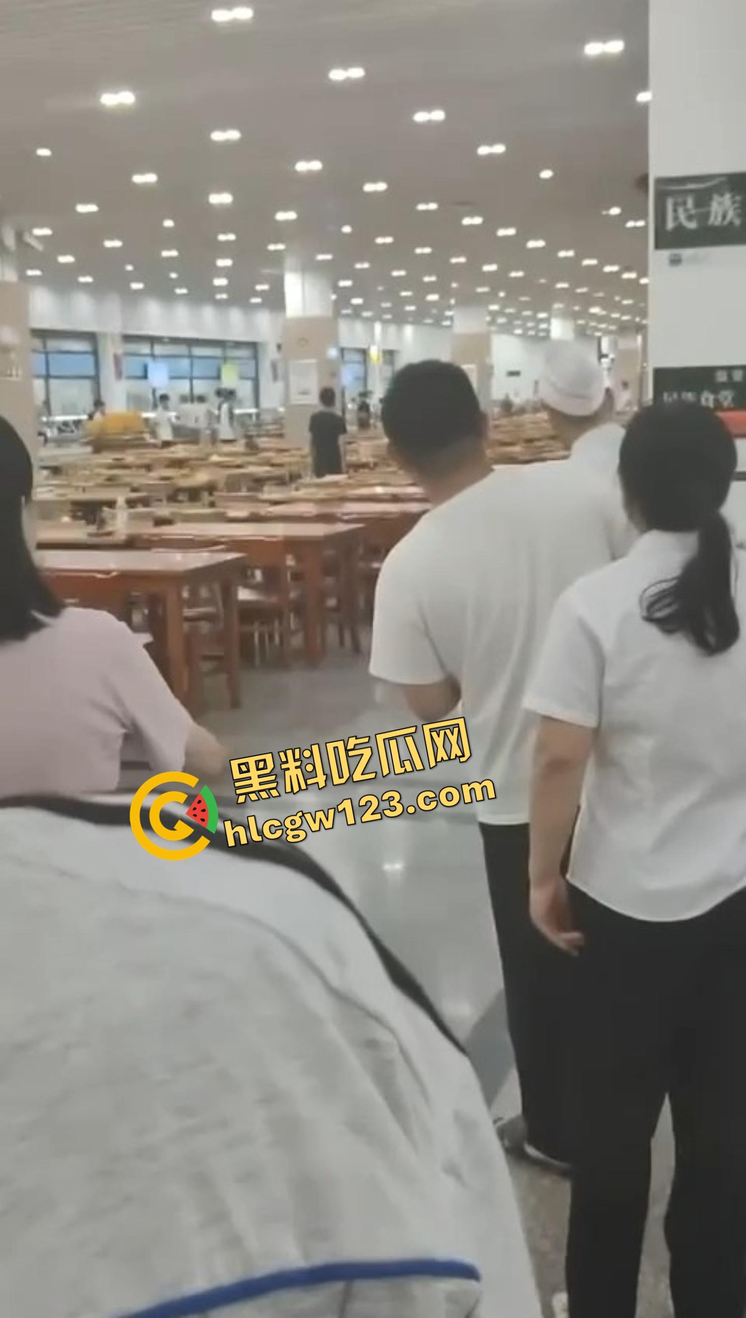 武汉大学学生论文吗没过就开砍？食堂见人上去就一刀，无差别出刀，年轻人心态这么炸裂的吗？-9