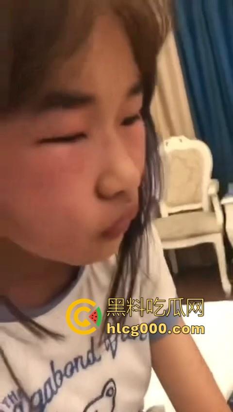 最毒还是女人心啊!看看小畜生东西干的好事,精神小妹霸凌,打完还逼人家喝烟水!-7