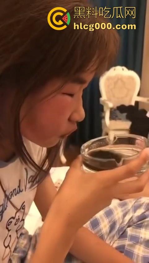 最毒还是女人心啊!看看小畜生东西干的好事,精神小妹霸凌,打完还逼人家喝烟水!-8