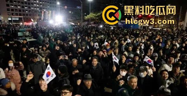 首尔之春恋爱脑总统『 尹锡悦』深夜全国戒严只为护妻子 第一夫人为让他稳住总统宝座睡遍军方高层！-25