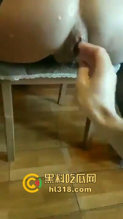 给骚逼来个极致拳交体验,手握拳头开发后门,母狗爽到狂喷水,通完还意犹未尽,这母狗还想继续!-9