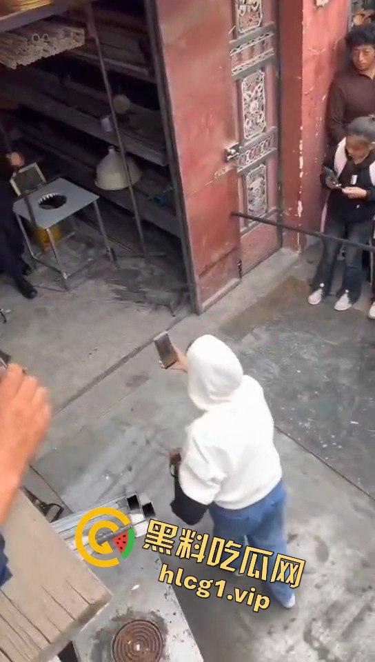 甘孜白玉县城惊现贵宾!金钱豹进城,周围居民直接呆住!-8