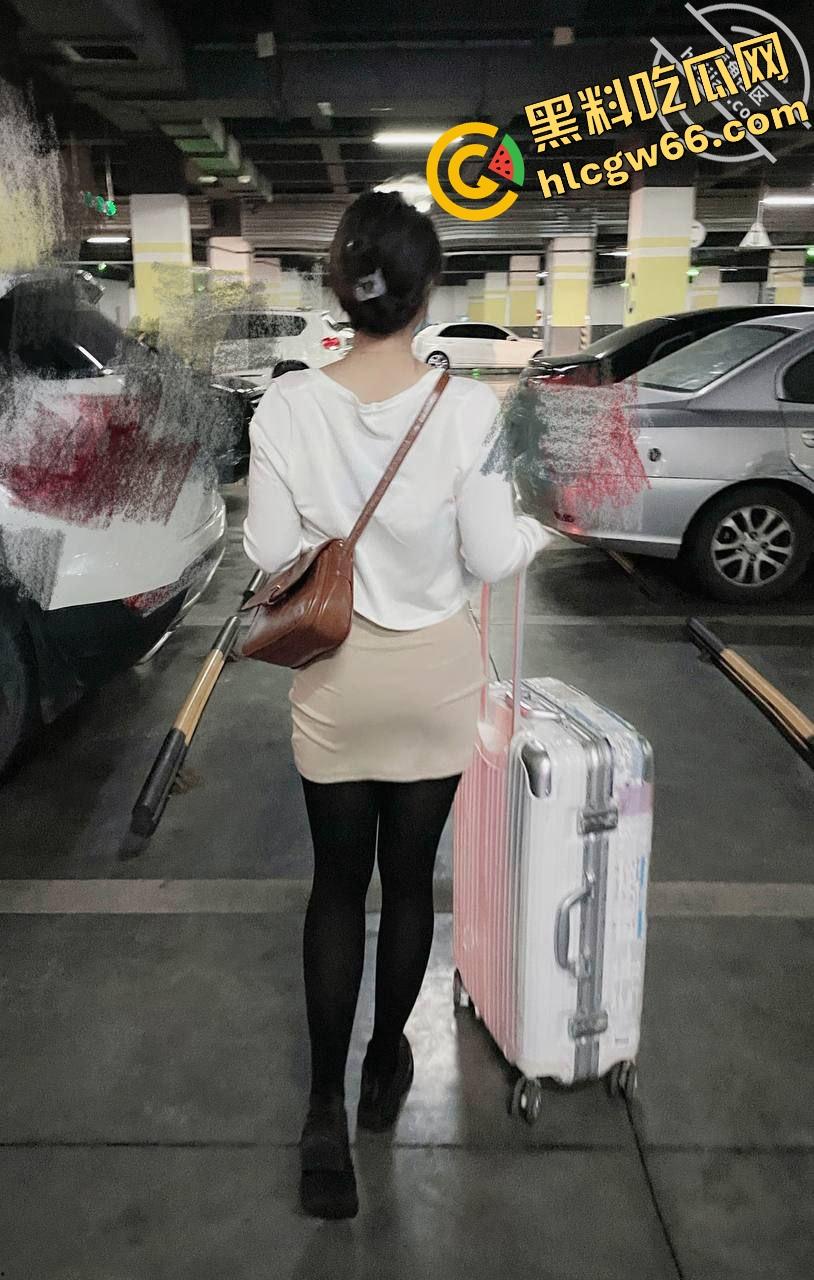 海角精品帖子，巨乳表姐住我家.在大城市的网红表姐被渣男伤透了心，瞒着家人要偷偷跑回来！-17