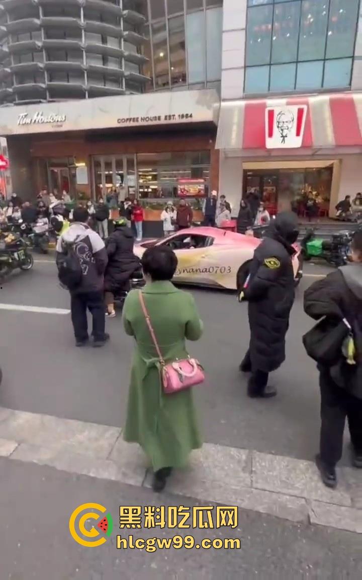 珠海冲撞行人案再现？抖音网红【周艺zoyenana】在上海吴江路危险驾驶，别以为驾驶法拉利就不用遵循法律了-10