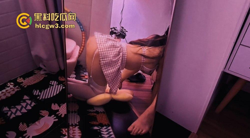 调教大神『电风扇』年底新作 巨乳美女排队圣水伺候舔屁眼，巨乳人妻肥臀扭成波浪，毒龙仰拍画面骚到极致！-18