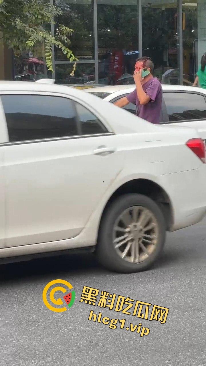 女子因价格争执叫来老公,掏出扳手开瓢,赔偿金额够买辆新车!-4