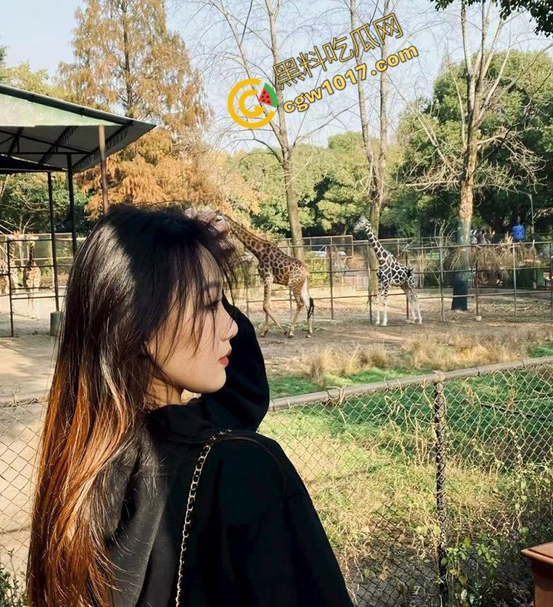 陕西校园女神【杨子诺】被包养视频流出:酒店内跪地献咽,丝袜撕烂,狂野激情,彻底堕落为欲望玩物!-3