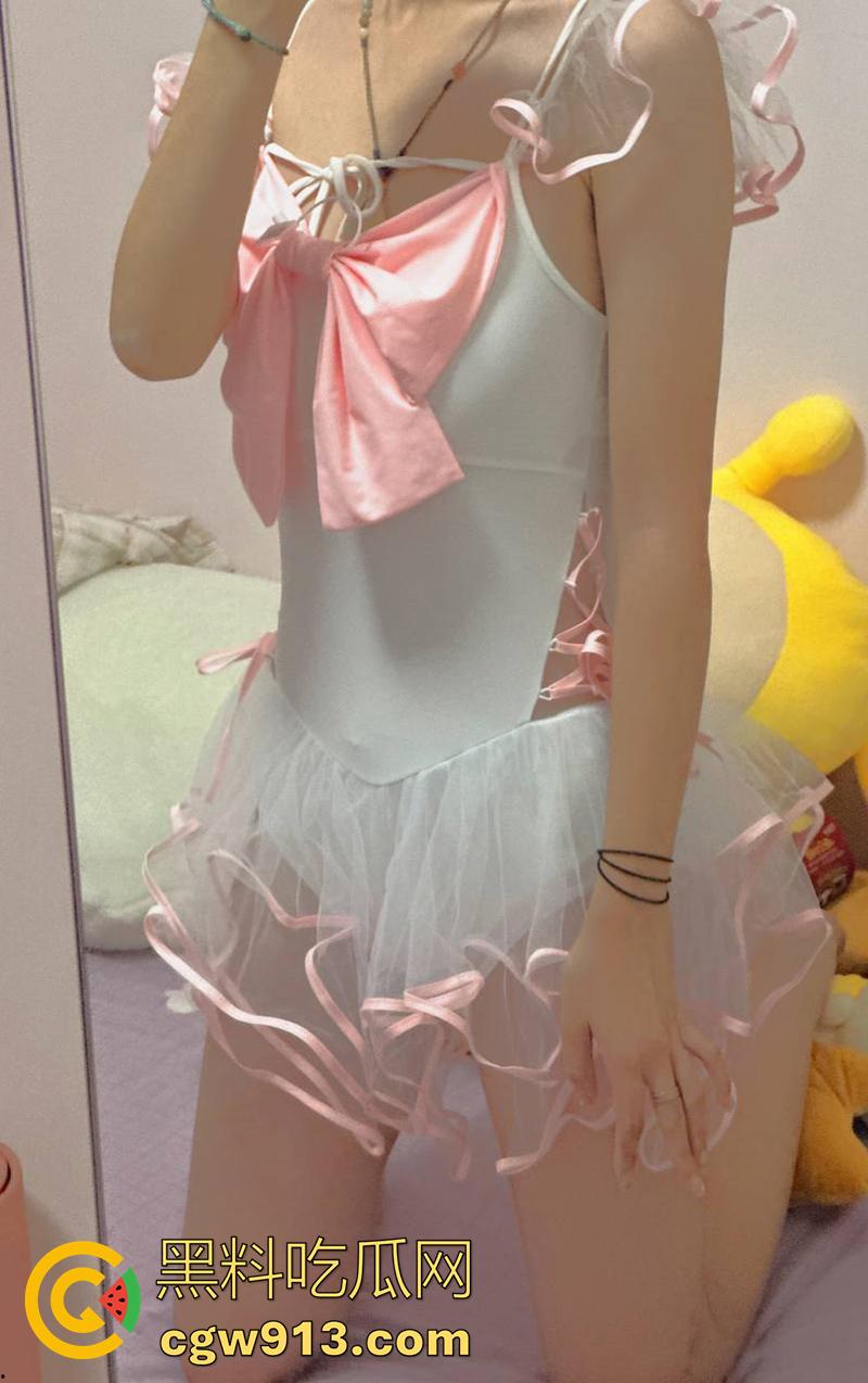 武汉某公司行政【陈雨佳】,擅长裸舞性瘾极强,曾和学生家长公厕约炮,公司年会塞跳蛋跳舞,渴望群p在线求操!-3