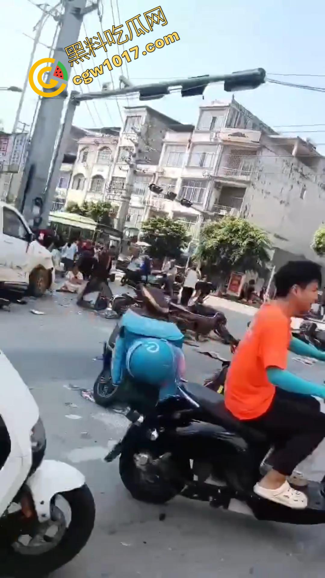 广西百色十字路口惊魂一刻:失控汽车撞飞数辆车辆,司机逃逸后坠河。8人受伤,搜救紧急展开!-3