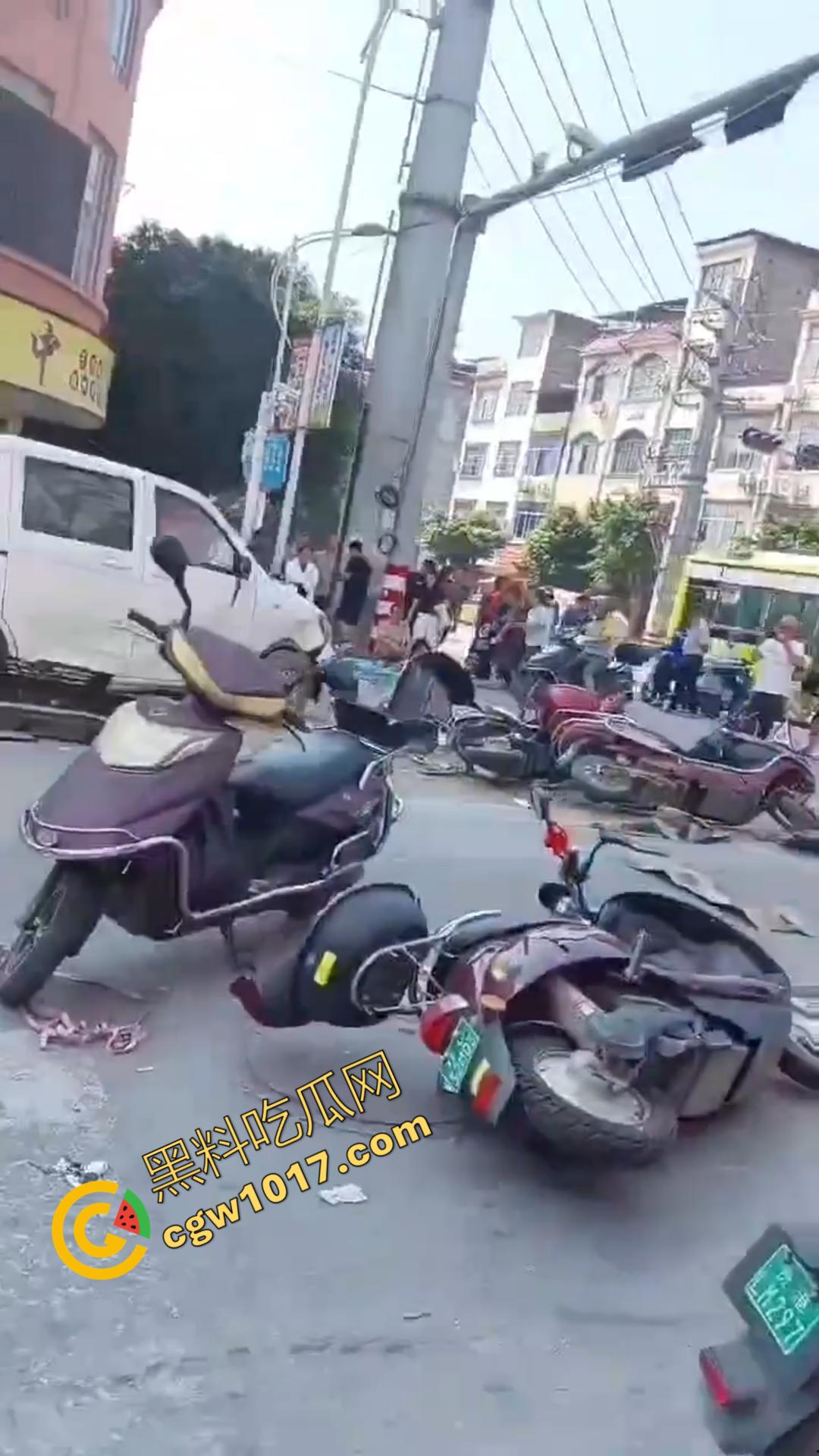 广西百色十字路口惊魂一刻:失控汽车撞飞数辆车辆,司机逃逸后坠河。8人受伤,搜救紧急展开!-4