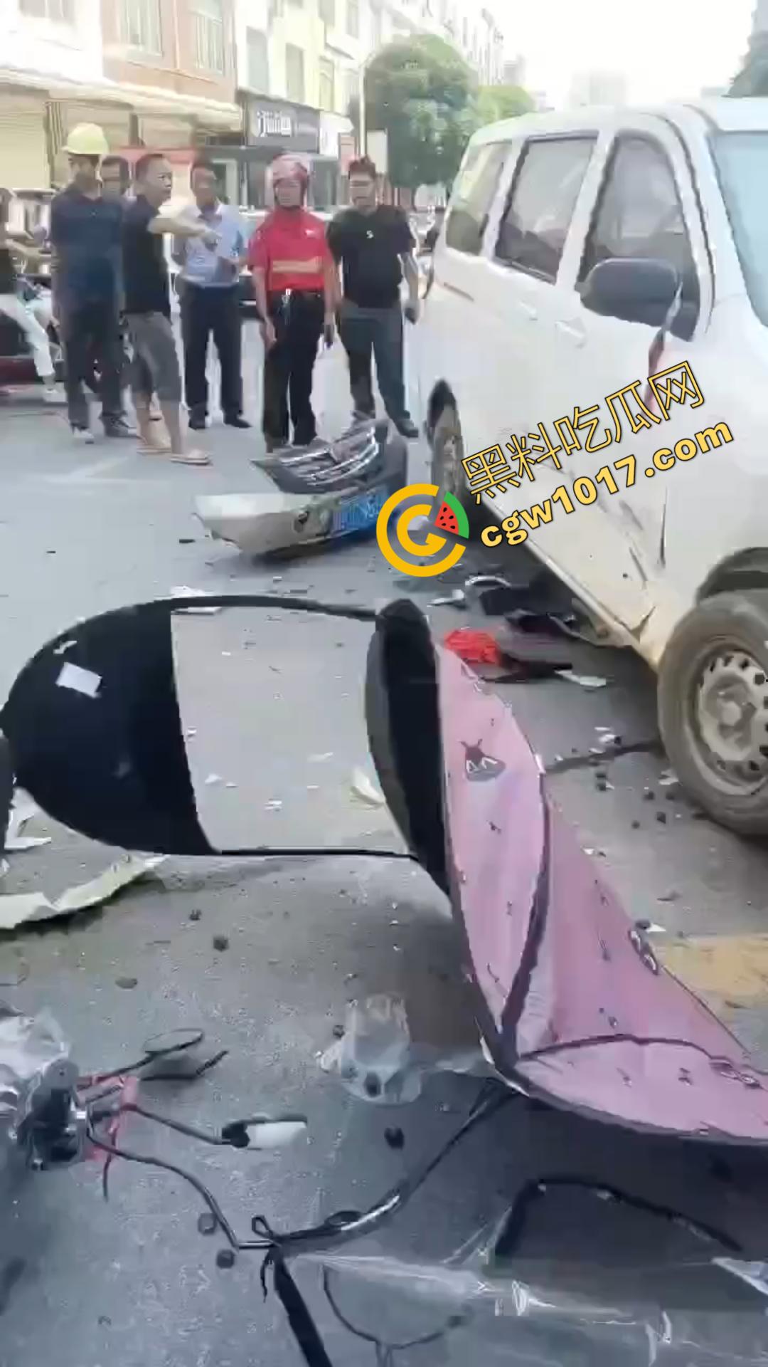 广西百色十字路口惊魂一刻:失控汽车撞飞数辆车辆,司机逃逸后坠河。8人受伤,搜救紧急展开!-5